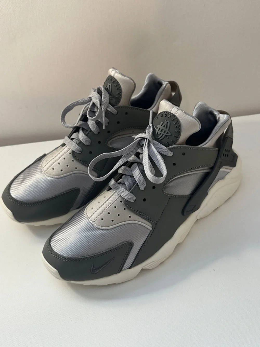 NEW - MENS - NIKE - AIR HUARACHE SNEAKER - GRAY - RETIRED